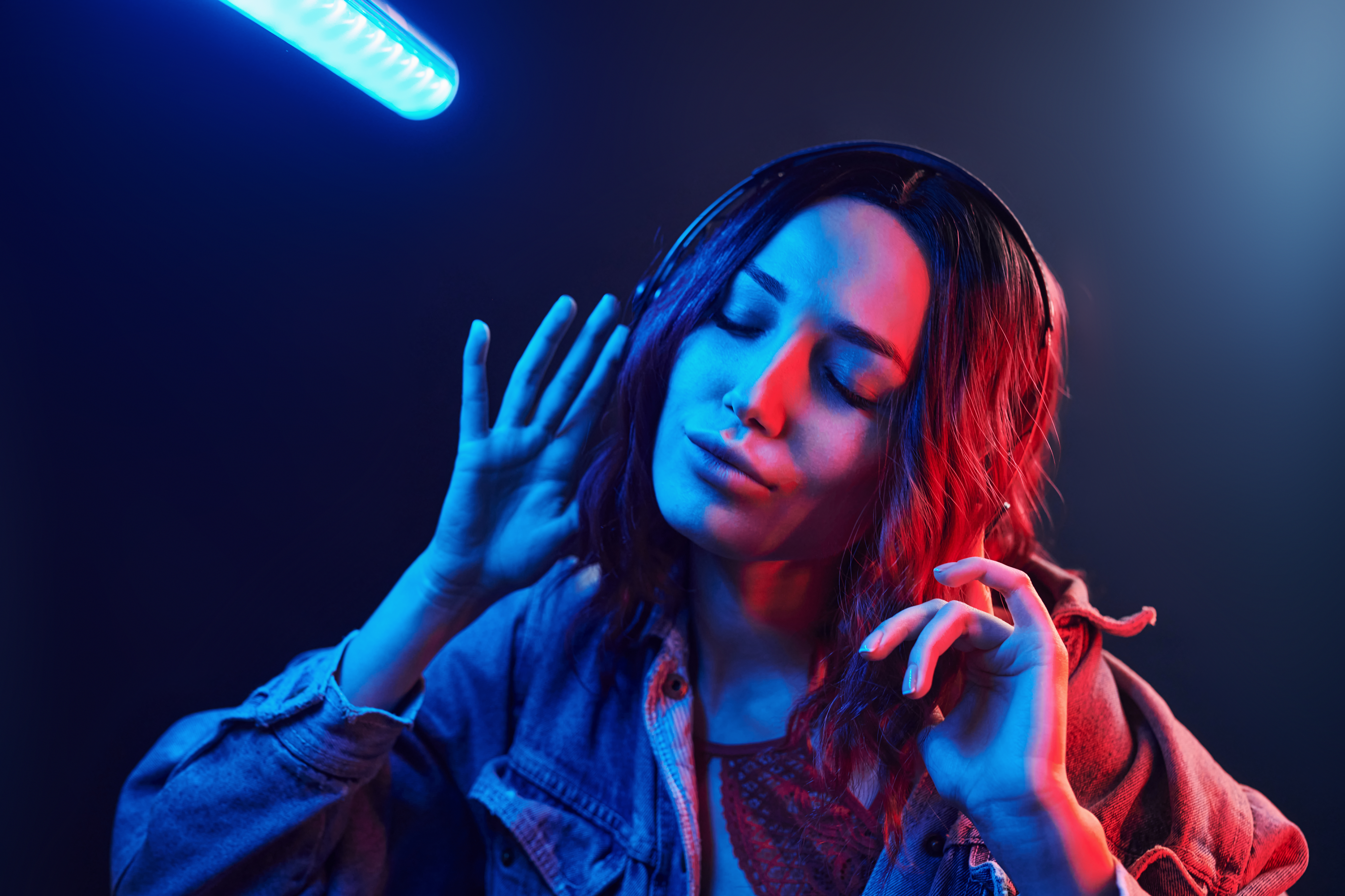 How to Host a Successful Silent Disco: The Ultimate Guide
